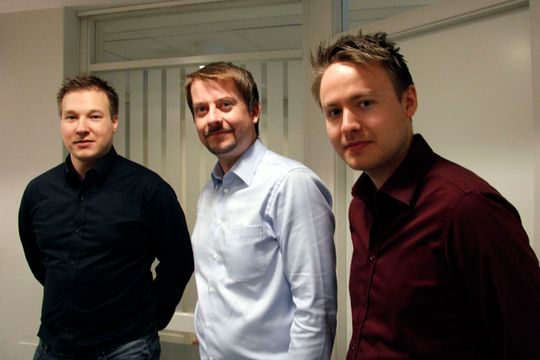 Nyansatte Kim Daniel Engebretsen (venstre) sammen med administrerende direktør Fred Habberstad og Andreas Hegna som har vært ansatt halvannet år.